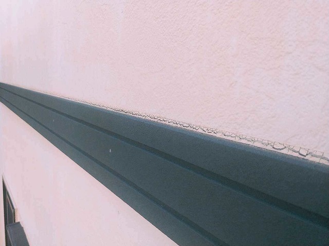 各務原市の戸建住宅で庇や幕板周りのシーリング材がひび割れており打ち増ししました